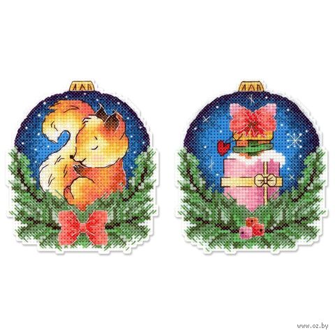 Набор для вышивания на пластиковой канве "Новогодний шар с белочкой" (90х100 мм) — фото, картинка